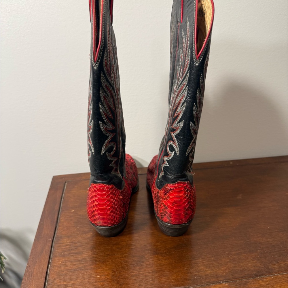 Red and Black Cowboy Western Boots with Classic Craftsmanship - Picture 4 of 7